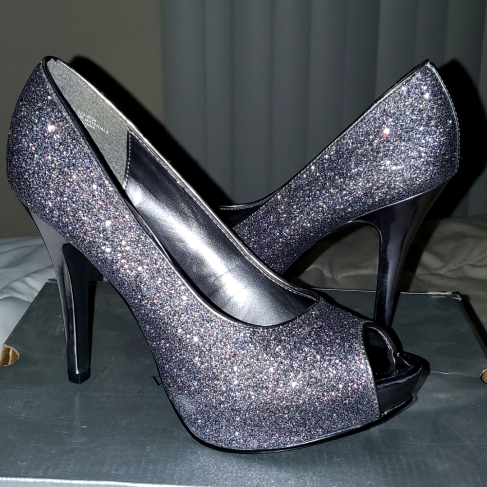 Peep toe pumps